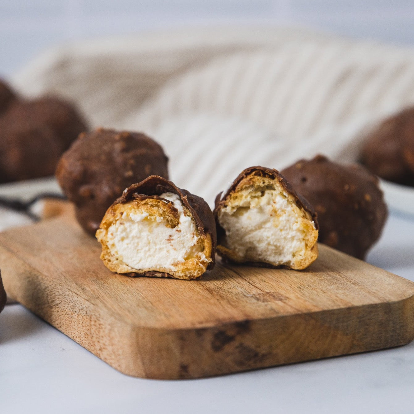 Profiteroles Rellenos de Crema Inglesa Cubiertos de Chocolate y Avellanas 30u