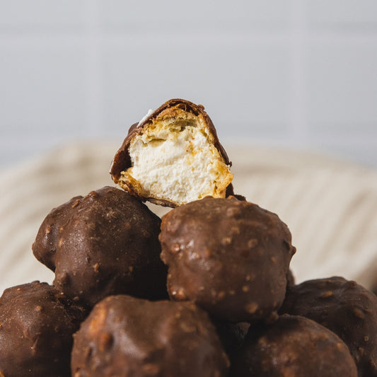 Profiteroles Rellenos de Crema Inglesa Cubiertos de Chocolate y Avellanas 30u